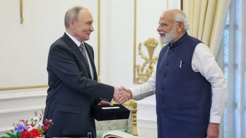 व्लादिमीर पुतिन ने कहा कि रूसी कंपनियां भारत से प्रोडक्ट्स और सेवाओं की खरीद में कई गुना बढ़ोतरी करने के लिए तैयार हैं। मजबूत द्विपक्षीय निपटान और भरोसेमंद पेमेंट व बीमा व्यवस्था के बगैर फ्री ट्रे़ड के बारे में सोचना भी असंभव है। उन्होंने राष्ट्रीय मुद्राओं के इस्तेमाल से होने वाले लाभों को बताते हुए कहा कि बाहरी घटनाओं के बावजूद फाइनेंशियल ट्रांजेक्शन अविरल बनाए रखना जरूरी है।