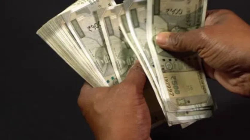 एनपीएस निकासी संशोधन नियम, 2025 के मुताबिक अब एक तय किए गए लिमिट में लोन लेने के लिए एनपीएस खाते को गारंटी के रूप में भी रखा जा सकता है। PFRDA ने कहा कि ग्राहक को विनियमित वित्तीय संस्थान से एक लिमिट तक वित्तीय मदद लेने का अधिकार होगा। इसके लिए वो एनपीएस से मिलने वाले किसी भी लाभ को बैंक या वित्तीय संस्थान के पास किसी भी रूप में ट्रांसफर, गारंटी, कॉन्ट्रैक्ट, ऑर्डर, सेल या सिक्यॉरिटी के रूप में रख सकता है। नए नियमों के तहत, एनपीएस में अब खाते से निकासी की उम्र सीमा को भी बढ़ाकर 85 साल कर दिया गया है, जो पहले 70 साल ही था। 
