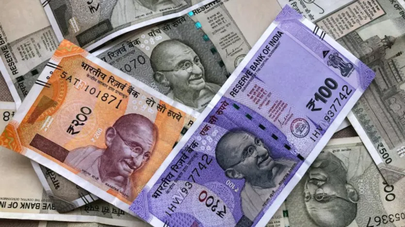 सरकारी कर्मचारी अब 85 साल की उम्र तक एनपीएस में बने रह सकते हैं। लेकिन उन्हें रिटायरमेंट पर 60 प्रतिशत निकासी की ही अनुमति होगी और बाकी के 40 प्रतिशत पैसे एन्यूटी खरीदने के लिए रखनी होगी। हालांकि, अगर कोई सरकारी कर्मचारी समय से पहले इस्तीफा, हटाए जाने या बर्खास्तगी के कारण एनपीएस से अलग होता है, तो 80 प्रतिशत राशि एन्यूटी खरीदने में लगेगी और बाकी को एकमुश्त निकासी के रूप में लिया जा सकेगा। पीएफआरडीए ने कहा कि संशोधित नियम सभी श्रेणियों के ग्राहकों- सरकारी, गैर-सरकारी एवं एनपीएस-लाइट के लिए लागू होंगे और ये उन्हें अपनी जरूरत एवं पसंद के हिसाब से पेंशन फंड के बेहतर इस्तेमाल की सुविधा देगा।