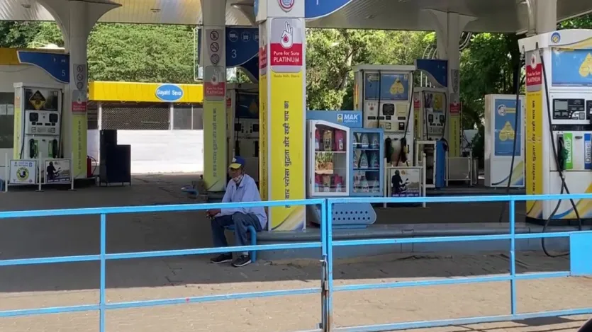 देश में ग्रामीण इलाकों में स्थित पेट्रोल पंपों की हिस्सेदारी बढ़कर लगभग 29 प्रतिशत हो गई है, जो एक दशक पहले 22 प्रतिशत थी। इसके साथ ही पेट्रोल पंपों का स्वरूप भी बदल रहा है। अब कई आउटलेट्स पर पेट्रोल-डीजल के साथ-साथ सीएनजी, और इलेक्ट्रिक वाहनों के लिए चार्जिंग स्टेशन भी उपलब्ध कराए जा रहे हैं।