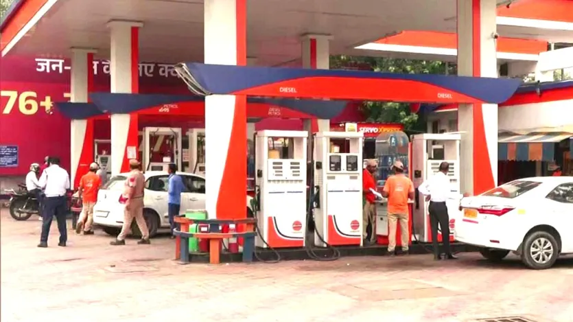 सरकारी तेल विपणन कंपनियों द्वारा बाजार हिस्सेदारी बनाए रखने और ग्रामीण क्षेत्रों व राष्ट्रीय राजमार्गों तक ईंधन की पहुंच बढ़ाने के लिए बीते वर्षों में तेजी से नए आउटलेट खोले गए हैं। इसका एक बड़ा कारण देश में वाहनों की संख्या में लगातार हो रही बढ़ोतरी भी है।