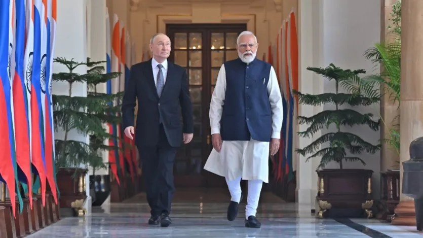 रूसी राष्ट्रपति व्लादिमीर गुरुवार शाम लगभग 7 बजे भारत की राजधानी नई दिल्ली पहुंचे थे। वह 4 साल बाद भारत के दौरे पर आए थे। यूक्रेन जंग की शुरुआत के बाद वह पहली बार भारत आए थे। प्रधानमंत्री मोदी ने पर्सनल तौर पर उनका स्वागत किया। भारत-अमेरिका के रिश्तों में टेंशन के बीच पुतिन का यह भारत दौरा और भी महत्वपूर्ण रहा। पुतिन की इस यात्रा के दौरान, दोनों पक्षों के बीच तमाम अहम समझौते हुए।