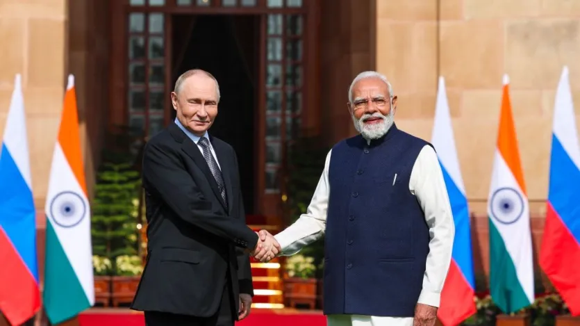 भारत और रूस के बीच विश्वास इतना गहरा है कि मोदी सरकार काम करने के लिए अपने लोगों को पुतिन के देश में भेजेगी। दोनों देशों के बीच एक समझौता ये भी हुआ कि भारतीय श्रमिकों को रूस भेजा जाएगा। इस प्रक्रिया को सरल बनाने के लिए समझौता हुआ। साफ दिखता है कि पीएम मोदी और पुतिन की पर्सनल केमिस्ट्री ने भारत-रूस के रिश्तों में और गहराई लाई है।