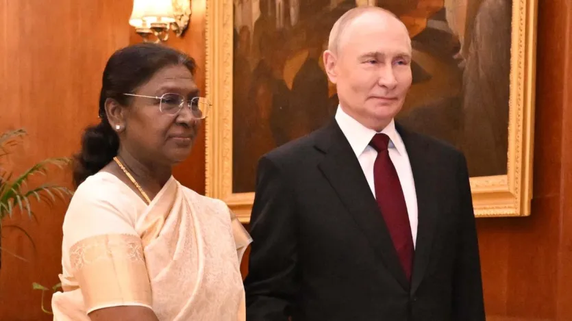 रूसी प्रेसिडेंट व्लादिमीर पुतिन जब भारत की राष्ट्रपति द्रौपदी की तरफ से आयोजित राजकीय भोज में पहुंचे तो उनका गर्मजोशी से स्वागत किया गया। द्रौपदी मुर्मू ने व्लादिमीर पुतिन का वेलकम किया और दोनों हाथ मिलकर फोटो खिंचवाते हुए दिखे। व्लादिमीर पुतिन के भारत पर भरोसे को आप इस बात से समझ सकते हैं कि उन्होंने 2030 तक 100 अरब डॉलर के बिजनेस के लक्ष्य का ऐलान कर दिया। यह एक ऐसा वादा है जो बताता है कि भारत-रूस के रिश्तों की डोर अब सिर्फ मित्रता नहीं, बल्कि “एक्शन मोड पार्टनरशिप” में बदल चुकी है।