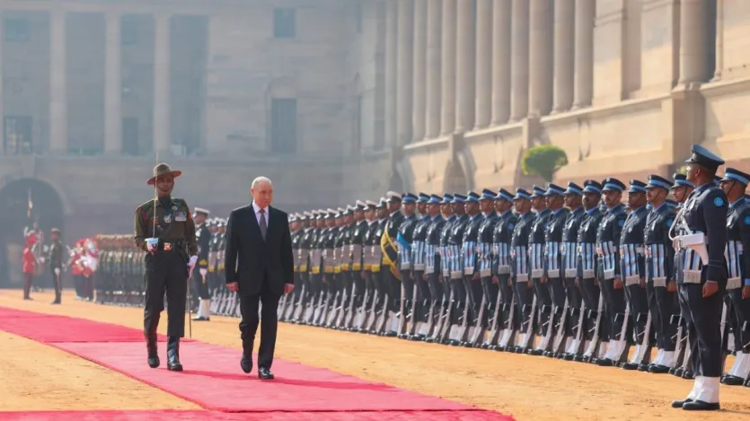 रूस के राष्ट्रपति व्लादिमीर पुतिन को प्रधानमंत्री मोदी के साथ अहम शिखर वार्ता से पहले राष्ट्रपति भवन में औपचारिक स्वागत के दौरान ‘गार्ड ऑफ ऑनर’ दिया गया। जान लें कि भारत यात्रा के दौरान पुतिन ने कहा है कि भारत-रूस सहयोग केवल बिजनेस तक सीमित नहीं होना चाहिए। हमें अपने औद्योगिक सहयोग को बढ़ाना होगा। हम एआई के क्षेत्र में बड़े सहयोग के लिए तैयार हैं, जिसमें हमारे देश पहले ही बहुत आगे हैं। (इनपुट- भाषा)