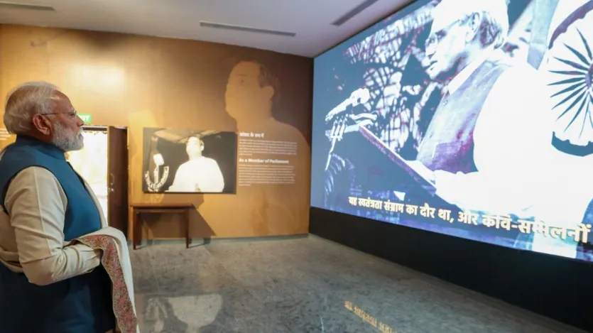 इस संग्रहालय के एक हिस्से में प्रधानमंत्री के रूप में अटल बिहारी वाजपेयी के कार्यकाल को दर्शाया गया है। यह सर्व शिक्षा अभियान जैसी योजनाओं के अलावा पोखरण परमाणु परीक्षण और उसके बाद अंतरराष्ट्रीय प्रतिबंधों की घटनाओं को प्रदर्शित करता है। 1975 के आपातकाल और 'न्यू इंडिया' के उदय से संबंधित महत्वपूर्ण मील के पत्थर भी प्रदर्शित किए गए हैं। अधिकारियों ने कहा कि संग्रहालय में अटल बिहारी वाजपेयी की कविता, दीनदयाल उपाध्याय के अंत्योदय और एकात्म मानववाद के दर्शन और श्यामा प्रसाद मुखर्जी के जम्मू-कश्मीर और सत्याग्रह से संबंधित राजनीतिक आंदोलन से संबंधित वस्तुएं भी हैं।