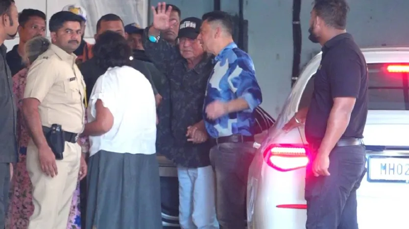 सलमान खान की बहन अर्पिता खान शर्मा और उनके पति आयुष शर्मा भी इस मौके पर मौजूद थे। बांद्रा में आयोजित सोहेल खान का जन्मदिन समारोह सितारों से सज गया, जिसमें फिल्म जगत के लोग और करीबी पारिवारिक मित्र एक साथ आए।