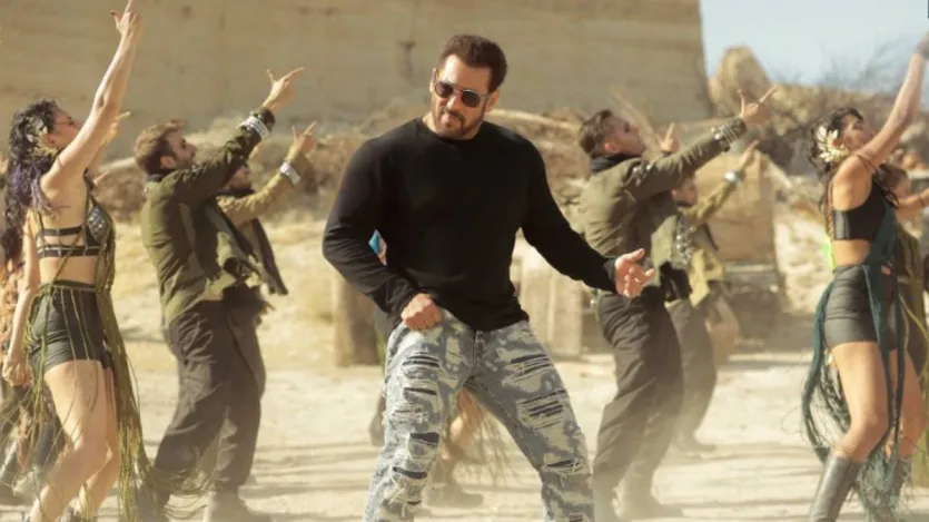 सलमान खान एक बॉलीवुड स्टार हैं जिन्होंने पूरी पीढ़ी के बड़ी संख्या में युवाओं को प्रेरित किया है। चाहे वांटेड का राधे हो या बॉडीगार्ड का लवली सिंह, उन्होंने हर तरह के किरदार में डायलॉग गढ़े। कहा जाता है कि सलमान बॉलीवुड के वो स्टार हैं जिनकी औसत चलने वाली फिल्में 100-150 करोड़ रुपये का कलेक्शन करती हैं। 2010 के बाद से शायद ही कोई ऐसी फिल्म होगी जो 100 करोड़ रुपये से कम कमाई करेगी। (छवि स्रोत-आईएमडीबी)