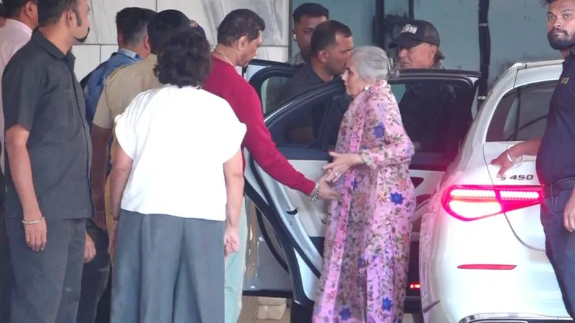 अभिनेता-निर्माता अरबाज खान भी इस समारोह में शामिल हुए, साथ ही दिग्गज पटकथा लेखक सलीम खान और उनकी पत्नी सलमा खान भी उपस्थित थीं, जिन्होंने इस अवसर की शोभा बढ़ाई। अभिनेत्री हेलेन भी उपस्थित लोगों में शामिल थीं। विकास बहल, अभिषेक कपूर, प्रज्ञा यादव, रमेश तौरानी, ​​डब्बू मलिक और ज्योति मलिक समेत बॉलीवुड की कई जानी-मानी हस्तियां इस समारोह में शामिल हुईं। 