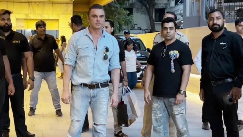 सोहेल खान अपने घर में सबसे छोटे हैं और सभी के चहेते हैं। सोहेल भले ही सलमान खान जितने बड़े सुपरस्टार नहीं बन पाए लेकिन 35 से ज्यादा फिल्मों में काम कर चुके हैं। सोहेल ने सलमान के साथ भी कई फिल्मों में काम किया है लेकिन कमाई के मामले में उनकी किस्मत कुछ खास नहीं रही। सोहेल एक एक्टर के साथ फिल्म प्रोड्यूसर भी हैं और फिल्में बनाते रहते हैं। 