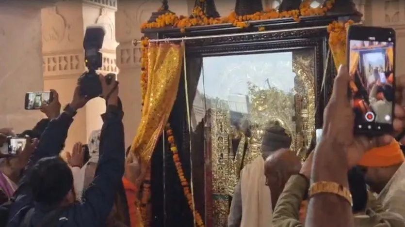 कर्नाटक से अयोध्या लाई गई भगवान श्री राम की सोने और हीरे जड़ित मूर्ति का आज राम मंदिर ट्रस्ट के महासचिव चंपत राय ने अनावरण किया। इसकी अनुमानित कीमत 30 करोड़ रुपये है.