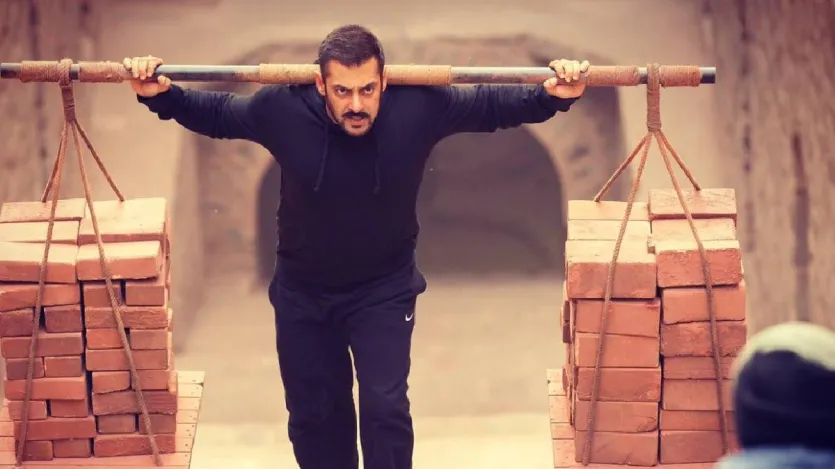 सुल्तान: डायरेक्टर अली अब्बास जफर की फिल्म सुल्तान ने भी बॉक्स ऑफिस पर तहलका मचाया और 577 करोड़ रुपये की कमाई की. फिल्म में अनुष्का शर्मा मुख्य भूमिका में थीं। रणदीप हुडा ने फतेह सिंह का किरदार निभाया था. 2016 में रिलीज हुई इस फिल्म ने अपने पहले हफ्ते में 200 करोड़ रुपये की कमाई की थी. भारत में ही इस फिल्म ने 414 करोड़ रुपये की कमाई की थी. फिल्म को नेटफ्लिक्स और यूट्यूब पर भी देखा जा सकता है। (छवि स्रोत-आईएमडीबी)