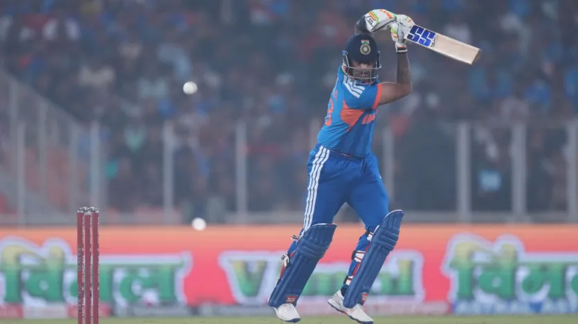 सूर्यकुमार यादव ने साल 2025 में टी20 क्रिकेट के 42 मैचों में कुल 1100 रन बनाए हैं, जिसमें उनके बल्ले से पांच अर्धशतक निकले हैं. साल 2025 में सूर्या का बल्ला इंटरनेशनल क्रिकेट में तो फ्लॉप रहा, लेकिन आईपीएल और घरेलू क्रिकेट में उन्होंने कई अच्छी पारियां जरूर खेली हैं.