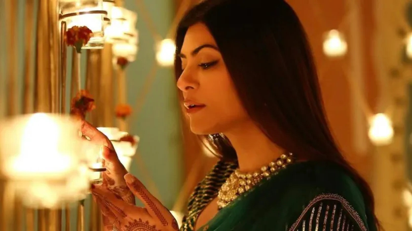 इनमें सबसे पहला नाम 'मिस यूनिवर्स' का खिताब जीतने वाली पहली भारतीय महिला और अभिनेत्री सुष्मिता सेन का है। सुष्मिता सेन 50 साल की हैं, लेकिन उन्होंने अभी तक शादी नहीं की है। हालाँकि, उनकी दो बेटियाँ हैं, जिन्हें उन्होंने गोद लिया है।