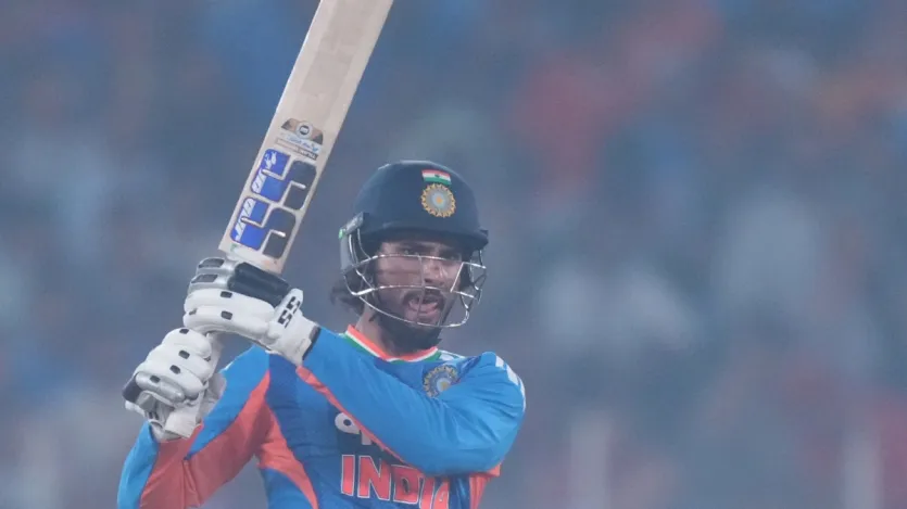 तिलक वर्मा ने साल 2025 में भारत के लिए टी20 क्रिकेट में कुल 36 मैच खेले हैं, जिसमें उन्होंने 910 रन बनाए हैं. इस दौरान उनके बल्ले से 6 अर्धशतक निकले हैं.