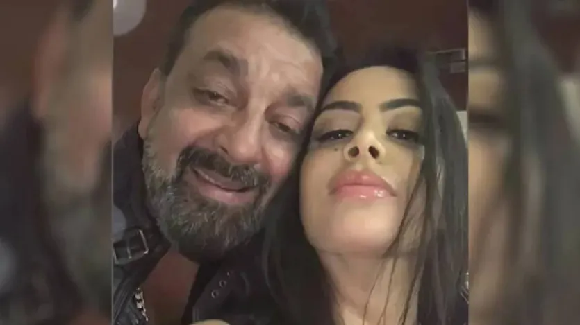 संजय दत्त ने 1987 में ऋचा शर्मा से शादी की थी और 1988 में त्रिशाला का जन्म हुआ। दुर्भाग्यवश, त्रिशाला जब 8 साल की थीं, तब उनकी मां ऋचा का ब्रेन ट्यूमर के चलते निधन हो गया। दूसरी तरफ संजय दत्त भी मुंबई ब्लास्ट के चलते कानूनी मुश्किल में फंसे थे। ऐसे में त्रिशाला को अपनी मां के निधन के बाद अपने पिता के होते हुए भी उनकी गैरमौजूदगी से गुजरना पड़ा।