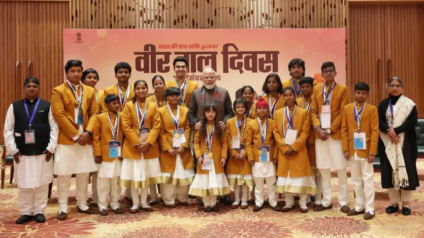 वीर बाल दिवस के मौके पर राष्ट्रपति द्रौपदी मुर्मू ने 20 बच्चों को प्रधानमंत्री राष्ट्रीय बाल पुरस्कार से सम्मानित किया। इनमें दो बच्चों को मरणोपरांत ये पुरस्कार दिया गया है। खास बात ये है कि इस बार अपनी जान जोखिम में डालकर दूसरों की जिंदगी बचाने वाले बच्चों के अलावा ऑपरेशन सिंदूर के दौरान सैनिकों की सेवा करने वाले साहसी बच्चे, नए नए एप डेवलप करने वाले बच्चे, खेती किसानी के लिए नई मशीनें बनाने वाले गरीब बच्चों के साथ-साथ खेल के मैदान में देश का नाम रोशन करने वाले बच्चे भी राष्ट्रीय बाल पुरस्कार पाने वालों में शामिल हैं।