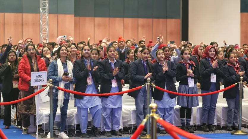 14 साल के क्रिकेटर वैभव सूर्यवंशी को भी बाल पुरस्कार मिला है। बिहार के रहने वाले वैभव आईपीएल में सबसे कम उम्र के और सबसे तेज शतक जड़ने वाले भारतीय बल्लेबाज हैं। आज प्रधानमंत्री मोदी ने भी इन सभी विजेता बच्चों से मुलाकात की और उनसे बातें की। जिन बच्चों को आज सम्मानित किया गया उनमें फिरोजपुर के श्रवण सिंह भी शामिल हैं। 10 साल के श्रवण ऑपरेशन सिंदूर के दौरान बॉर्डर पर तैनात सैनिकों को चाय पिलाते थे, उनकी सेवा करते थे। श्रवण ने कहा कि वो बड़े होकर आर्मी में जाना चाहते हैं। देश के वीर जवानों की तरह भारत माता की रक्षा करना चाहते हैं।