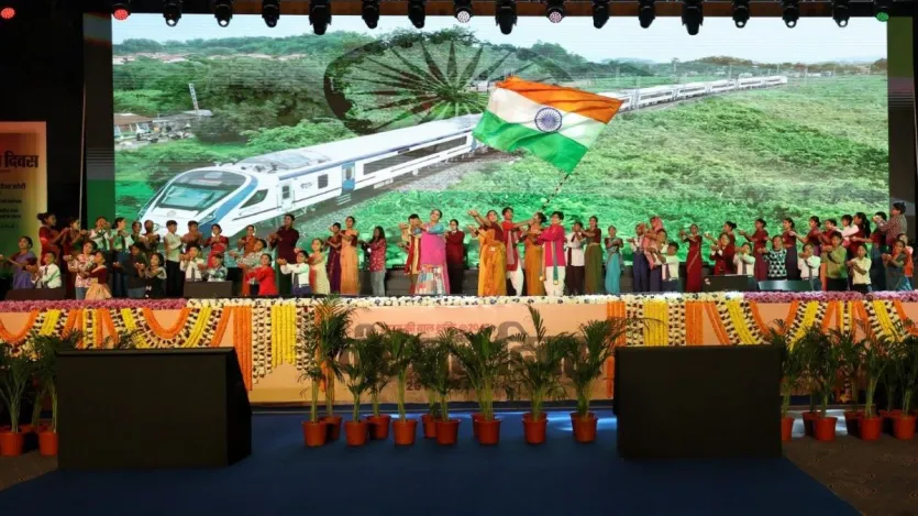 राष्ट्रीय बाल पुरस्कार पाने वालों में झारखंड की अनुष्का कुमारी भी शामिल हैं। 14 साल की अनुष्का एक फुटबॉलर हैं। परिवार के खराब हालात और कठिन परिस्थितियों के बावजूद अनुष्का ने फुटबॉल में अपनी पहचान बनाई है और वर्तमान में वो अंडर-17 महिला फुटबॉल टीम का हिस्सा हैं। हजारीबाग में रहने वाली अनुष्का की मां सब्जी बेचती हैं, जबकि पिता लंबे समय से बीमार हैं। उन्हें उम्मीद है कि ये पुरस्कार मिलने के बाद उसके परिवार की स्थिति सुधरेगी और वो और अच्छे तरीके से अपने करियर को आगे बढ़ाएगी।