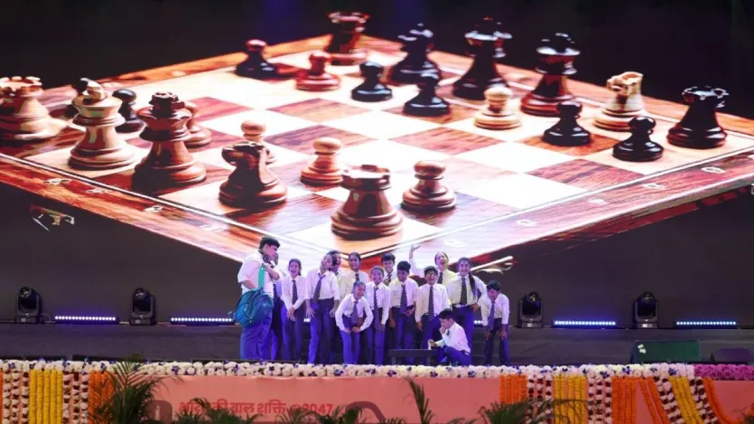 इसी तरह पश्चिम बंगाल के सुमन सरकार को भी राष्ट्रीय बाल पुरस्कार से नवाजा गया है। पश्चिम बंगाल के नादिया जिले में रहने वाले 16 साल के तबला वादक सुमन सरकार को कला और संस्कृति के क्षेत्र में ये पुरस्कार मिला है। सुमन सरकार तीन साल की उम्र से तबला बजाते हैं। उन्हें अब तक नेशनल और इंटरनेशनल लेवल पर 43 पुरस्कार मिल चुके हैं। आज राष्ट्रीय बाल पुरस्कार मिलने के बाद सुमन सरकार ने कहा कि उन्होंने कभी सपने में भी नहीं सोचा था कि उन्हें इतना बड़ा अवॉर्ड मिलेगा।