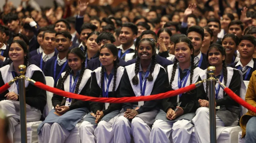 राष्ट्रीय बाल पुरस्कार पाने वालों में मिजोरम की एस्तेर लालदुहावमी हनामते भी शामिल हैं। 9 साल की एस्तेर को कला और संस्कृति के क्षेत्र में ये अवॉर्ड मिला है। सोशल मीडिया पर एस्तेर के फॉलोवर्स मिलियन में हैं। वो एक बेहतरीन सिंगर हैं। प्रधानमंत्री मोदी से मिलकर एस्तेर बेहद खुश हैं। उन्होंने इस प्रोग्राम में पीएम मोदी को वंदे मातरम गाना भी सुनाया।