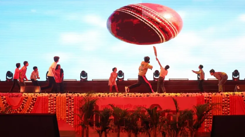 बाराबंकी की 15 साल की पूजा को एजुकेशन सेक्टर में अवार्ड मिला है। उत्तर प्रदेश के सरकारी स्कूल में पढ़ने वाली एक लड़की ने किसानों की एक बहुत बड़ी मुश्किल हल कर दी है। पूजा ने गेहूं कटाई के बाद उड़ने वाली धूल का समाधान ढूंढ लिया है, जिसके लिए उन्हें प्रधानमंत्री राष्ट्रीय बाल शक्ति पुरस्कार भी मिला है। पूजा के पिता मजदूर है, मां घरों में खाना बनाकर घर चलाती हैं। पूजा के सरकारी स्कूल के टीचर ने भी प्रधानमंत्री का शुक्रिया अदा किया बताया कि कैसे उत्तर प्रदेश में बच्चे अगर कुछ कर रहे हैं अच्छा तो उन्हें कैसे सराहा जाता है।