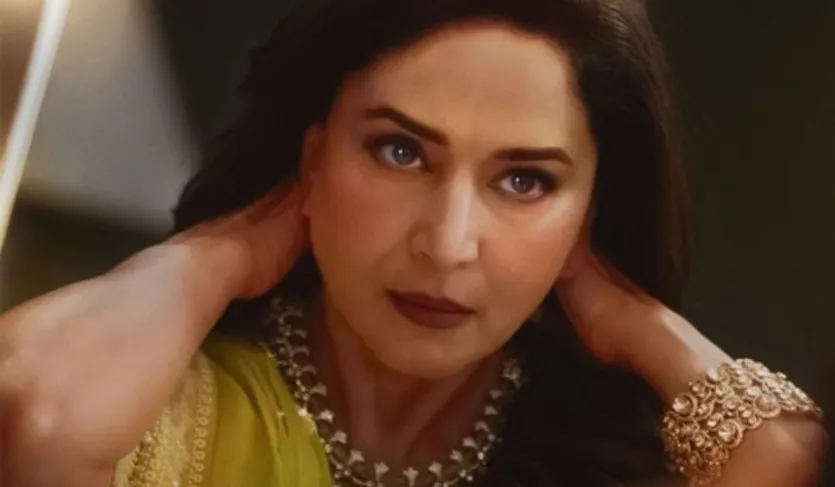 माधुरी दीक्षित एक धांसू थ्रिलर के साथ वापस आ रही हैं। इस बार, वह एक सीरियल किलर का रोल निभा रही हैं जो पुलिस को एक ऐसे कॉपीकैट मर्डरर को पकड़ने में मदद करेगी जो उसके तरीकों की नकल कर रहा है। ये नई क्राइम थ्रिलर सीरीज मिसेज देशपांडे, फ्रेंच मिनीसीरीज 'ला मांटे' का अडैप्टेशन है। इस सीरीज का डायरेक्शन नागेश कुकुनूर ने किया है और माधुरी के साथ इसमें प्रियांशु चटर्जी, दीक्षा जुनेजा और सिद्धार्थ चांदेकर जैसे बेहतरीन कलाकार भी नजर आने वाले हैं।