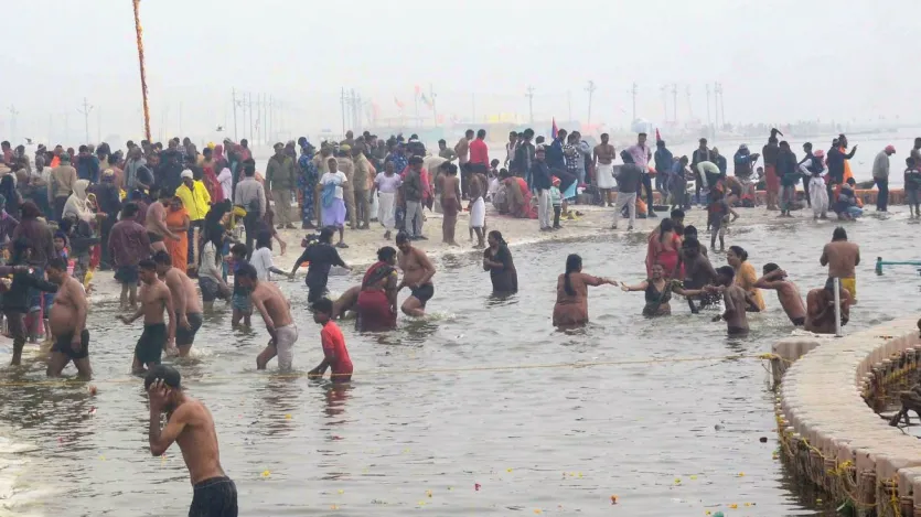 माघ मेले का शुभ फल पाने के लिए आप अपने घर के पास किसी नदी या तालाब में डुबकी लगा सकते हैं। अगर ऐसा नहीं है तो आपको घर पर ही नहाने के पानी में गंगाजल मिलाकर नहाना चाहिए। विशेषकर पूर्णिमा तिथि और महाशिवरात्रि के दिन। 