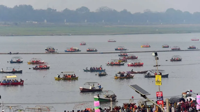 माघ माह में किया गया दान बहुत पुण्य फलदायी माना जाता है। इस दौरान आप तिल, वस्त्र, धन आदि का दान कर सकते हैं। ऐसा करने से आपको बिना प्रयागराज गए भी शुभ फल प्राप्त होंगे। 