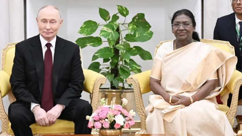 नई दिल्ली में शुक्रवार की शाम इतिहास और डिप्लोमेसी का ऐसा संगम दिखा, जहां राष्ट्रपति भवन की शाही दावत महज रस्म नहीं, बल्कि भारत-रूस की साझेदारी के नए दौर की घोषणा बन गई। व्लादिमीर पुतिन के भारत दौरे के समापन से पहले राष्ट्रपति भवन में आयोजित भव्य भोज में राष्ट्रपति द्रौपदी मुर्मू, प्रधानमंत्री मोदी और दोनों देशों के शीर्ष प्रतिनिधियों की मौजूदगी ने दिखाया कि यह मुलाकात सिर्फ औपचारिकता नहीं बल्कि आने वाले दशक की इकोनॉमी, टेक्नोलॉजी और रणनीति की दिशा तय करेगी।