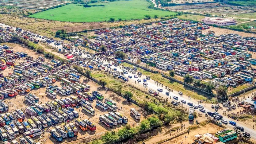 राजस्थान में इन दिनों पर्यटन चरम पर है. अजमेर, जयपुर, उदपुर और जैसलमेर के लगभग सभी पर्यटन स्थल इस समय पर्यटकों से भरे हुए हैं। जैसलमेर में हालात ऐसे हैं कि तिल रखने तक की जगह नहीं बची है.