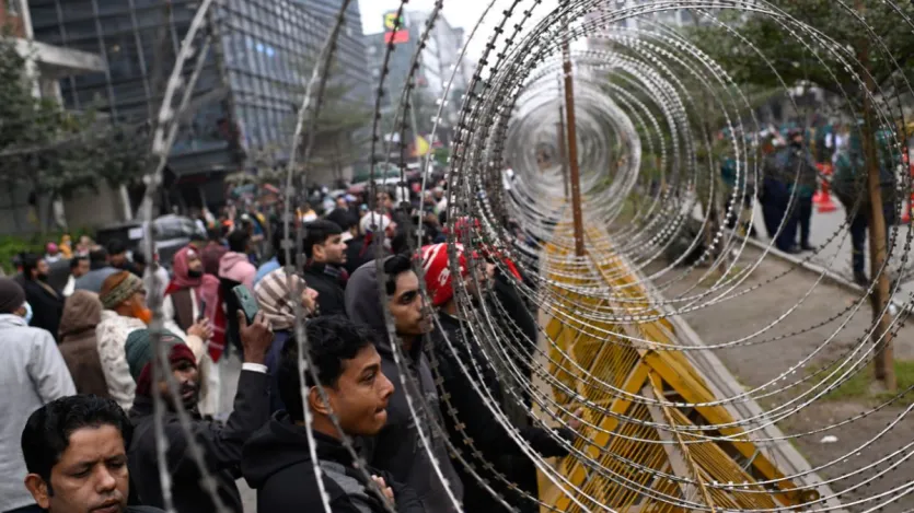 बांग्लादेश की सीमा पश्चिम बंगाल के साथ सबसे ज्यादा लंबी है, जो कि 2217 किलोमीटर है। 