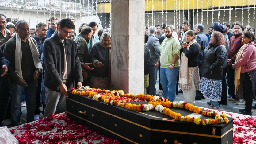 शांभवी का आज लोधी गार्डन शमशान घाट में अंतिम संस्कार किया गया। उनके भाई वरुण ने मुखाग्नि दी।