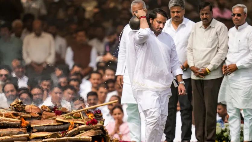 अंतिम संस्कार से पहले बेटे ने पार्थिव शरीर पर गंगाजल डाला। इसके बादा दोनों बेटों पार्थ और जय ने मुखाग्नि दी।