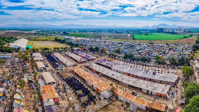 नए साल के मौके पर जयपुर, जैसलमेर, उदयपुर, जोधपुर और प्रमुख धार्मिक स्थलों पर पर्यटकों की भारी भीड़ उमड़ रही है.