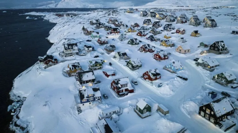 यह बहुत कम आबादी वाली लैंड है। यहां सिर्फ लगभग 56-57 हजार लोग रहते हैं। यह दुनिया की सबसे कम घनत्व वाली जगहों में से एक है, जिनमें से ज्यादातर एसकिमो समुदाय के लोग हैं।
