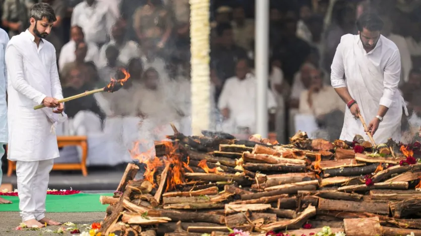 अजित पवार के दोनों बेचे पार्थ और जय अंतिम संस्कार की अंतिम क्रिया करते हुए नजर आ रहे हैं।