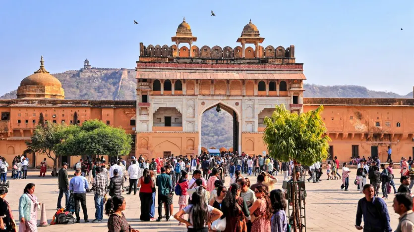 सर्दियों की छुट्टियों में पर्यटक राजस्थान के जयपुर के पास आमेर किला जरूर देखने जाते हैं।