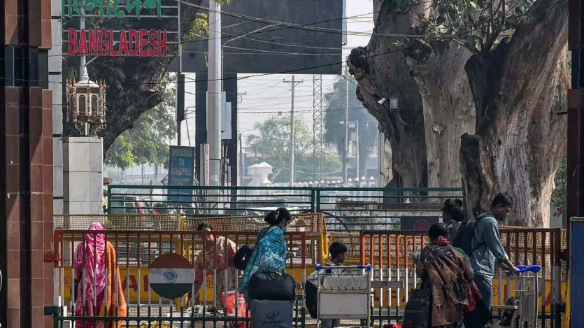 बांग्लादेश के साथ सीमा साझा करने वाले भारत के 5 राज्य है। असम, पश्चिम बंगाल, मेघालय, मिजोरम और त्रिपुरा... ये राज्य बांग्लादेश के साथ सीमा साझा करते हैं। 