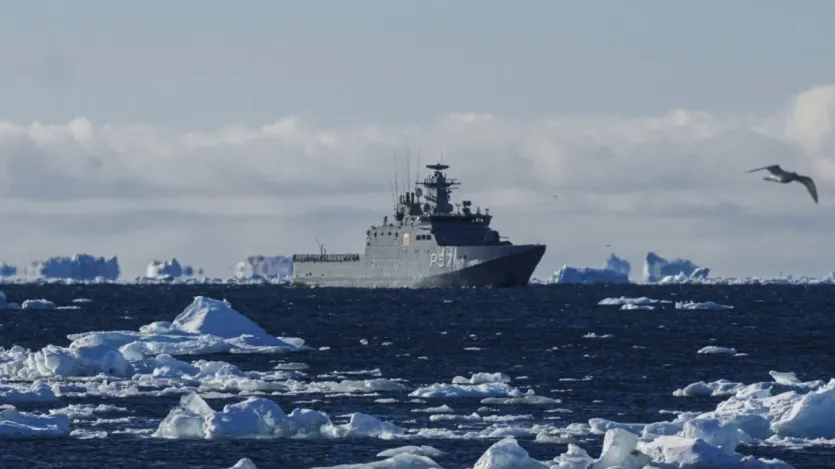 ग्रीनलैंड राजनीतिक रूप से डेनमार्क का हिस्सा है, लेकिन 1979 से स्वशासन और 2009 से और अधिक स्वायत्तता प्राप्त है। विदेश नीति और रक्षा डेनमार्क के पास हैं।
