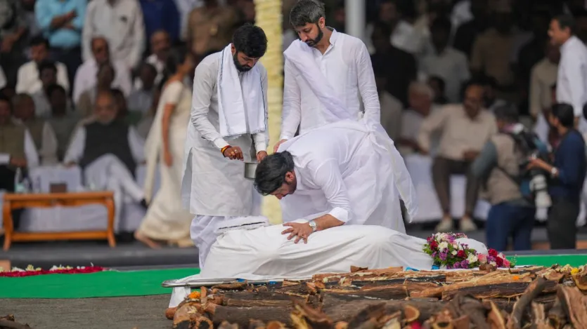 महाराष्ट्र के डिप्टी सीएम और कद्दावर नेता अजित पवार अब यादों में ही रहेंगे। बारामती के विद्या प्रतिष्ठान मैदान में उन्हें नम आंखों से अंतिम विदाई दी गई।