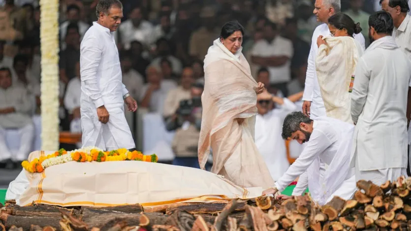 आंसुओं में डूबा परिवार किसी तरह ढांढस बांधे अजित पवार का अंतिम संस्कार कर रहा था।