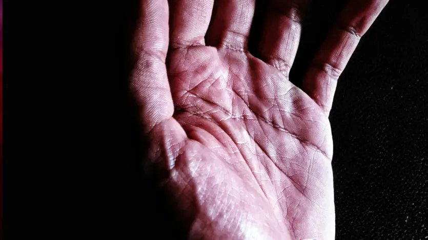 यदि सूर्य रेखा कटी हुई हो या सीधी न हो तो आपको करियर के क्षेत्र में सफलता तो मिलेगी लेकिन काफी संघर्ष भी करना पड़ेगा। ऐसे लोगों को उच्च पदों तक पहुंचने के लिए कड़ी मेहनत करनी पड़ सकती है। 