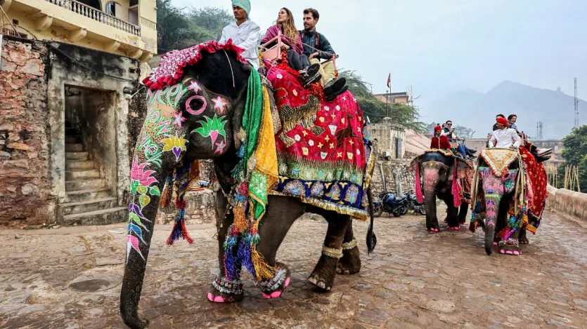 जयपुर में नए साल के पहले दिन पर्यटक आमेर किले में सजे हुए हाथियों की सवारी करते हैं।