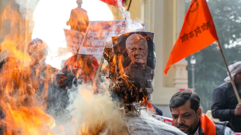 बता दें कि बांग्लादेश की पूर्व प्रधानमंत्री शेख हसीना के अपदस्थ होने के बाद से ही देश गृहयुद्ध की ओर तेजी से आगे बढ़ रहा है। बांग्लादेश में हिंसा थमने का नाम नहीं ले रही है। यहां हिंदुओं समेत अन्य अल्पसंख्यों को चुन-चुन कर निशाना बनाया जा रहा है।