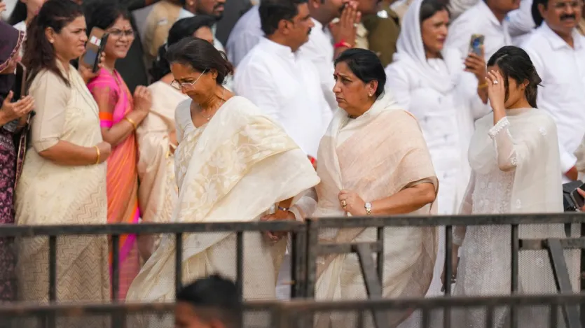 सुप्रिया सुले ने भाभी सुनेत्रा पवार को सहारा दिया। इस दौरान वह आंसुओं में डूबे पवार परिवार को संभालती नजर आई।