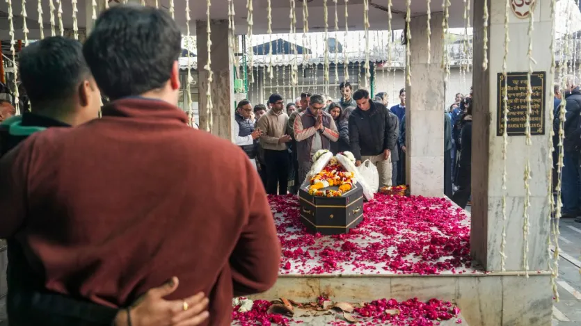 मीरा पाठक की पड़ोसी ऊषा उनियाल ने कहा कि शांभवी पढ़ने लिखने में बेहद होशियार और स्वभाव में थोड़ी चुलबुली थी। उन्होंने बताया कि वह कभी भी ग्वालियर आती तो अपनी दादी से मिलने का कोई मौका नहीं छोड़ती थी।