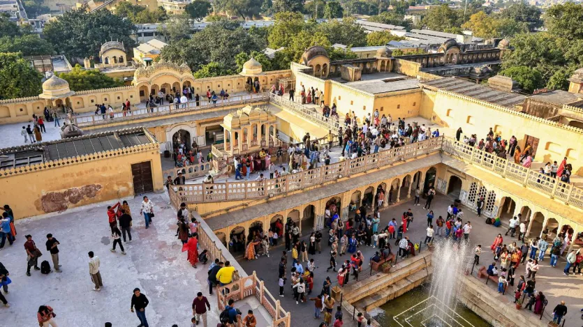 यह नए साल का मौका भी है और लोगों की छुट्टियां भी. इसलिए कई पर्यटन स्थलों पर उम्मीद से ज्यादा भीड़ देखने को मिल रही है.