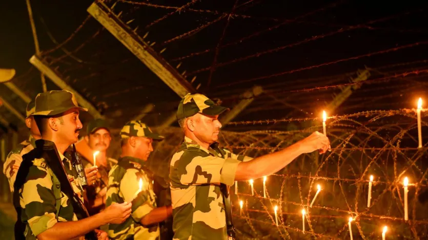 असम के साथ बांग्लादेश 262 किलोमीटर सीमा साझा करता है। वहीं, मेघालय के साथ यह 443 किमी की सीमा साझा करता है। 