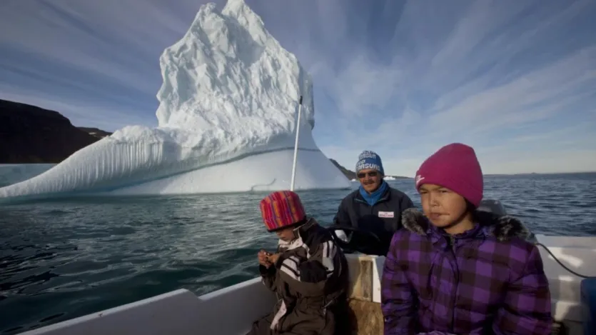 ग्रीनलैंड की बर्फ पिघलने से वैश्विक समुद्र स्तर बढ़ रहा है। अगर पूरी बर्फ पिघल जाए तो समुद्र स्तर 7 मीटर तक बढ़ सकता है।
